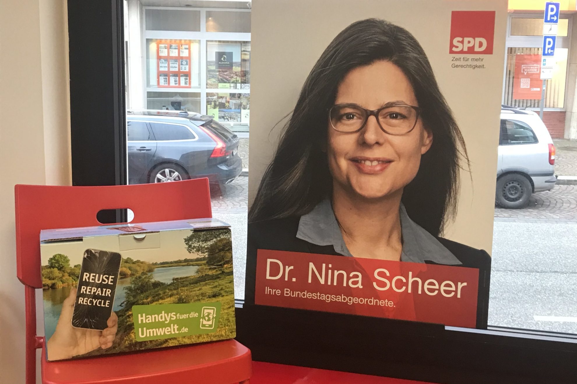 Nina Scheer Und Deutsche Umwelthilfe Sammeln Gemeinsam Handys Für Die ...